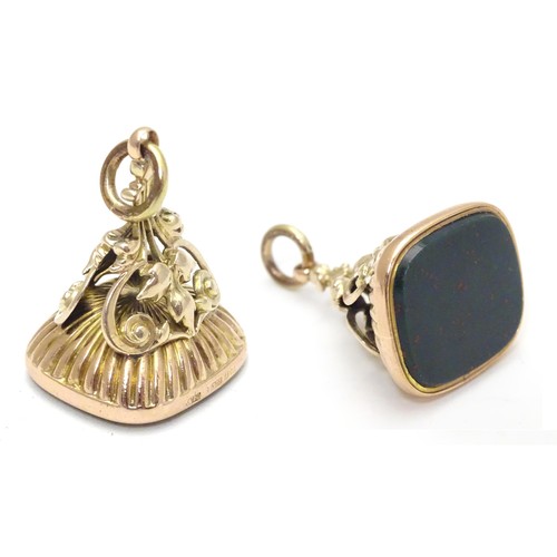 560 - A 9ct gold pendant fob seal set with bloodstone seal under. Hallmarked Birmingham 1903. Approx 1 1/4... 