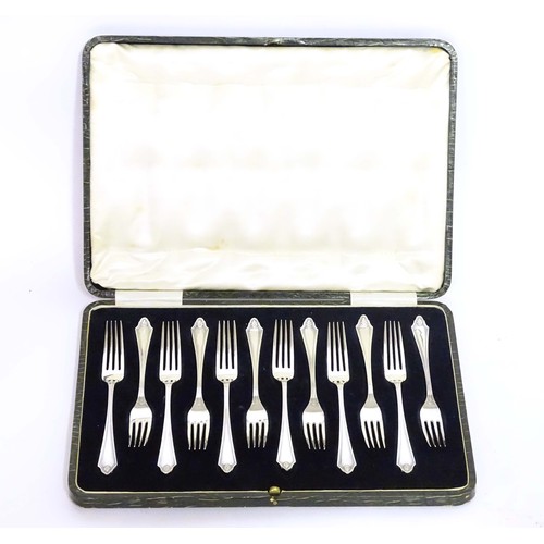 222A - A cased set of 12 silver forks. Hallmarked Sheffield 1926 maker Cooper Brothers & Sons Ltd. 7