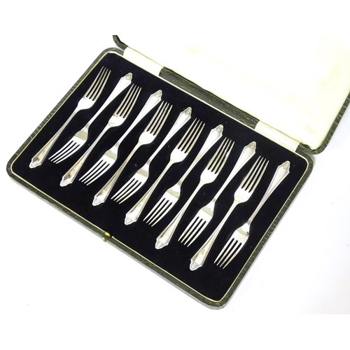 222A - A cased set of 12 silver forks. Hallmarked Sheffield 1926 maker Cooper Brothers & Sons Ltd. 7