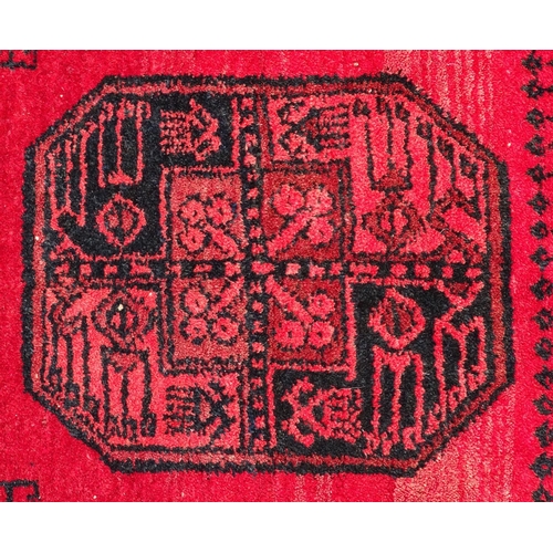 1534 - Carpet / Rug : A red ground rug with banded decoration and four central octagonal medallions. Approx... 