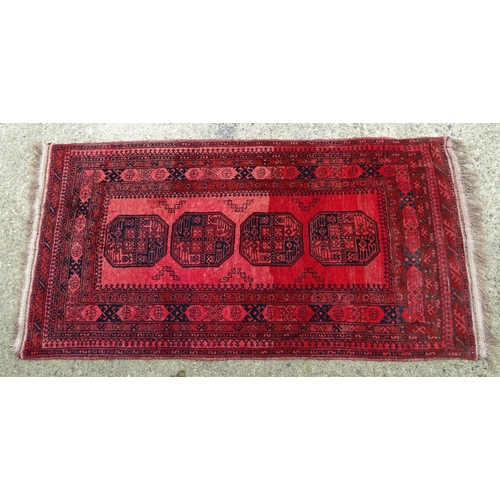 1534 - Carpet / Rug : A red ground rug with banded decoration and four central octagonal medallions. Approx... 