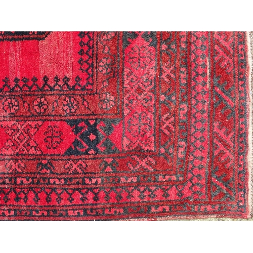 1534 - Carpet / Rug : A red ground rug with banded decoration and four central octagonal medallions. Approx... 