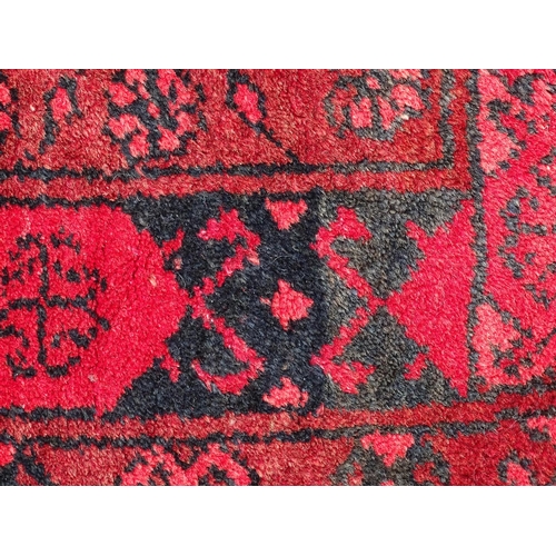 1534 - Carpet / Rug : A red ground rug with banded decoration and four central octagonal medallions. Approx... 