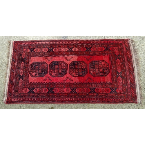 1534 - Carpet / Rug : A red ground rug with banded decoration and four central octagonal medallions. Approx... 