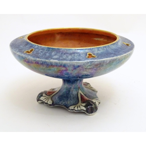 113 - An early 20thC Grimwades Byzanta Ware lustre pedestal bowl, the rim with pierced trefoil detail. App... 