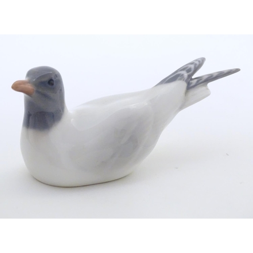 148 - A Royal Copenhagen model of a seagull bird, model no. 1468. Marked under. Approx. 2 1/4