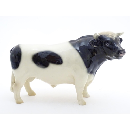 158 - A Coopercraft Friesian bull in the manner of Beswick. Marked Made in England under. Approx. 6 1/4