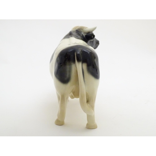 158 - A Coopercraft Friesian bull in the manner of Beswick. Marked Made in England under. Approx. 6 1/4