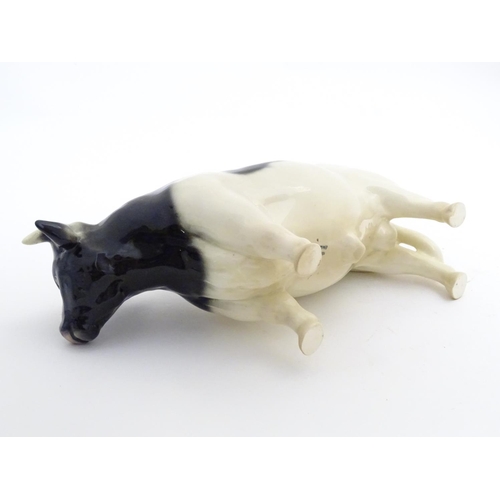 158 - A Coopercraft Friesian bull in the manner of Beswick. Marked Made in England under. Approx. 6 1/4