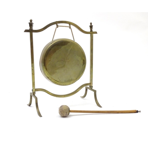 822 - An early 20thC brass table dinner gong with beater. Approx. 11