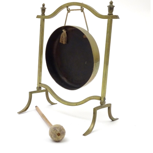 822 - An early 20thC brass table dinner gong with beater. Approx. 11