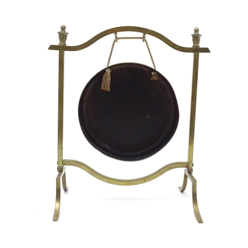 822 - An early 20thC brass table dinner gong with beater. Approx. 11