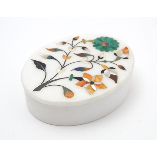 838 - A 20thC alabaster oval box with pietra dura floral and foliate inlay. Approx. 1 1/4