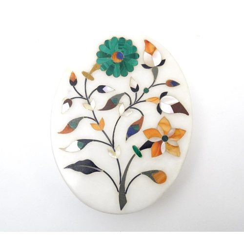 838 - A 20thC alabaster oval box with pietra dura floral and foliate inlay. Approx. 1 1/4