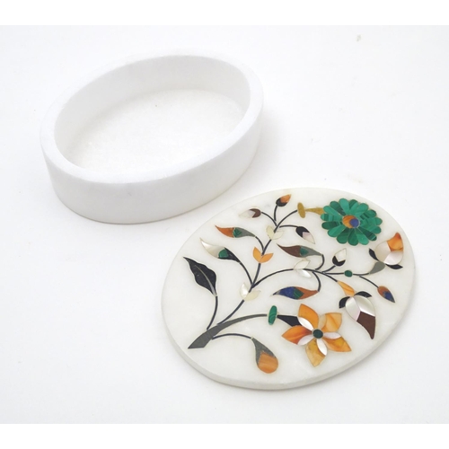 838 - A 20thC alabaster oval box with pietra dura floral and foliate inlay. Approx. 1 1/4