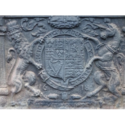 1541 - Salvage & Architectural Antiques: A cast iron fireback decorated with the Royal coat of arms of the ... 