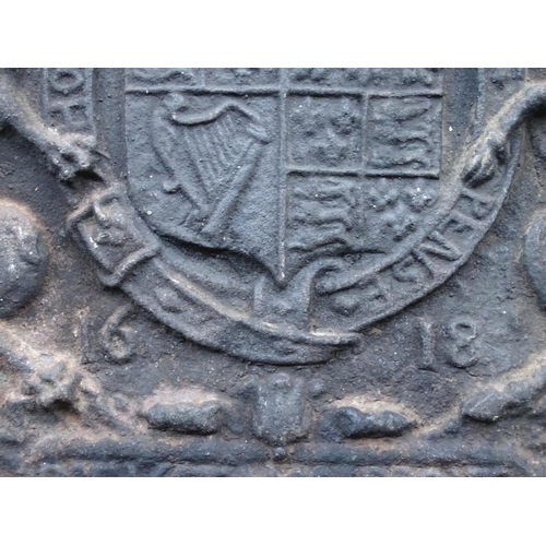 1541 - Salvage & Architectural Antiques: A cast iron fireback decorated with the Royal coat of arms of the ... 