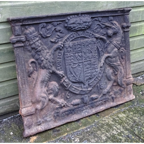 1541 - Salvage & Architectural Antiques: A cast iron fireback decorated with the Royal coat of arms of the ... 