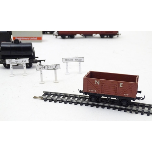 1307 - Toys/ railway: a Hornby 00 gauge Intercity 225 train set which includes a Class 91 91014 Intercity l... 