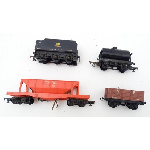 1307 - Toys/ railway: a Hornby 00 gauge Intercity 225 train set which includes a Class 91 91014 Intercity l... 