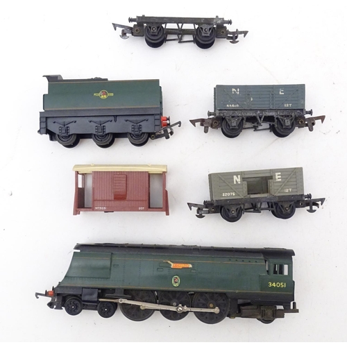 1307 - Toys/ railway: a Hornby 00 gauge Intercity 225 train set which includes a Class 91 91014 Intercity l... 