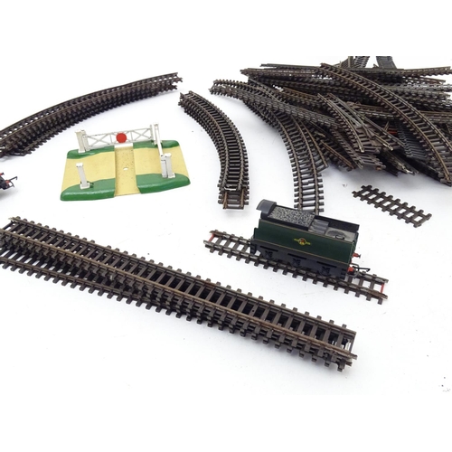 1307 - Toys/ railway: a Hornby 00 gauge Intercity 225 train set which includes a Class 91 91014 Intercity l... 