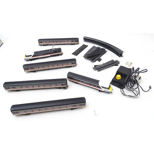 1307 - Toys/ railway: a Hornby 00 gauge Intercity 225 train set which includes a Class 91 91014 Intercity l... 