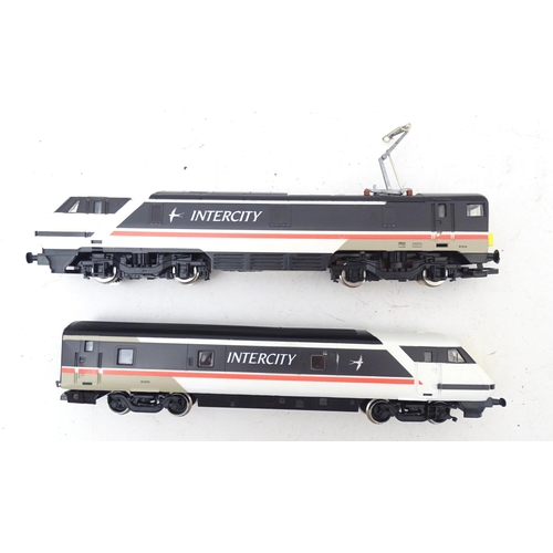 1307 - Toys/ railway: a Hornby 00 gauge Intercity 225 train set which includes a Class 91 91014 Intercity l... 
