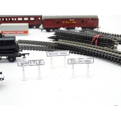 1307 - Toys/ railway: a Hornby 00 gauge Intercity 225 train set which includes a Class 91 91014 Intercity l... 