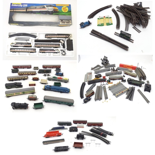 1307 - Toys/ railway: a Hornby 00 gauge Intercity 225 train set which includes a Class 91 91014 Intercity l... 