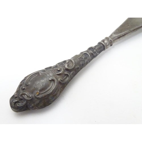 398 - A silver handled shoe horn. Hallmarked Chester 1906 . 6 3/4