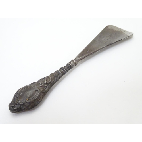 398 - A silver handled shoe horn. Hallmarked Chester 1906 . 6 3/4