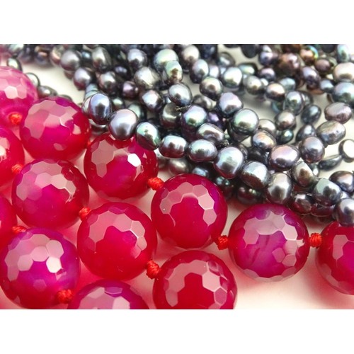 641 - A retro fuchsia coloured quartz bead necklace 46