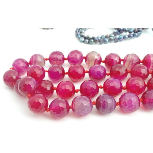 641 - A retro fuchsia coloured quartz bead necklace 46