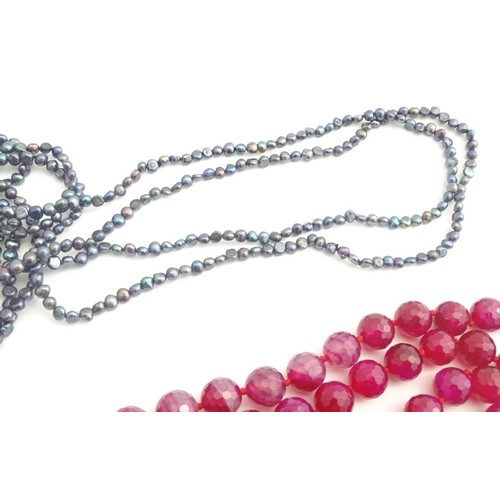 641 - A retro fuchsia coloured quartz bead necklace 46