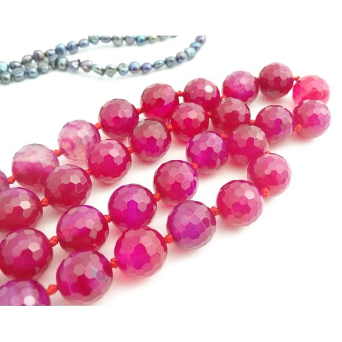 641 - A retro fuchsia coloured quartz bead necklace 46