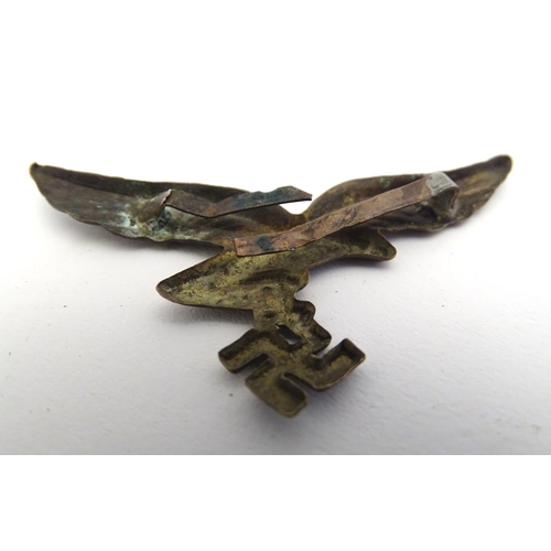 665 - Militaria: a WWII / WW2 / Second World War Luftwaffe metal cap badge, 2 5/8