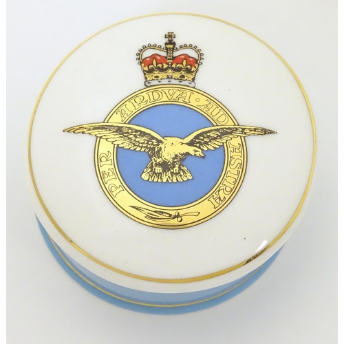 667 - Militaria: a late 20thC porcelain trinket box, the lid decorated with the Royal Air Force emblem, th... 