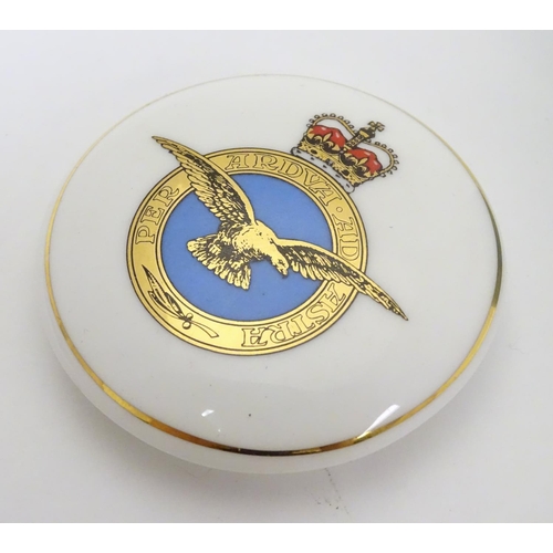 667 - Militaria: a late 20thC porcelain trinket box, the lid decorated with the Royal Air Force emblem, th... 