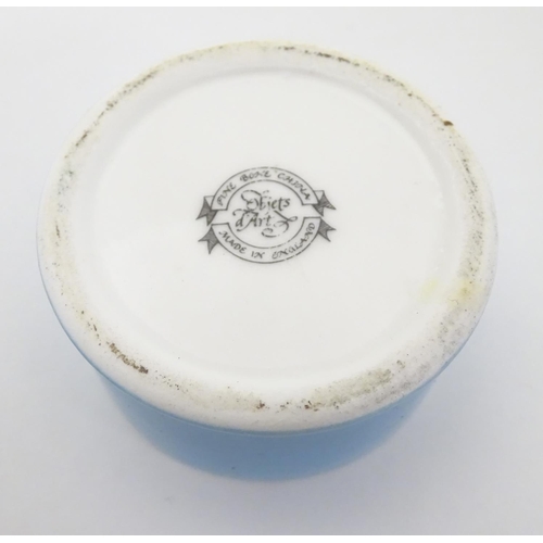 667 - Militaria: a late 20thC porcelain trinket box, the lid decorated with the Royal Air Force emblem, th... 