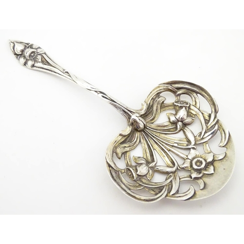 246 - An American silver Art Nouveau straining spoon with floral tendril detail, maker Gorham . Approx 4 1... 