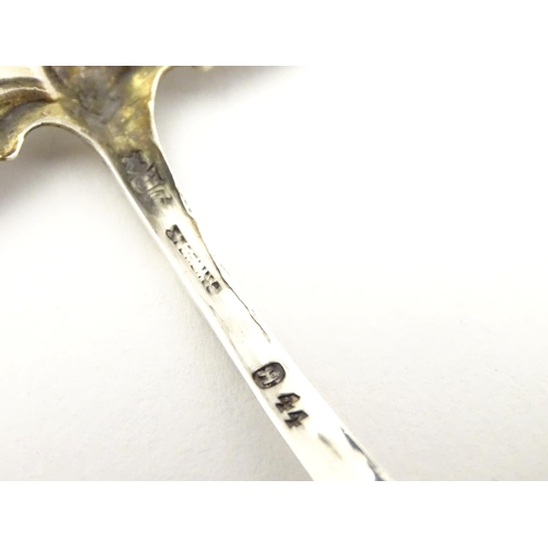 246 - An American silver Art Nouveau straining spoon with floral tendril detail, maker Gorham . Approx 4 1... 