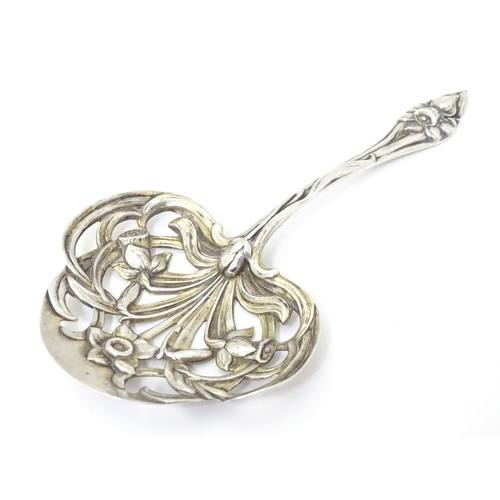 246 - An American silver Art Nouveau straining spoon with floral tendril detail, maker Gorham . Approx 4 1... 