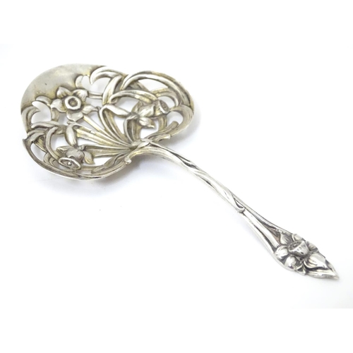 246 - An American silver Art Nouveau straining spoon with floral tendril detail, maker Gorham . Approx 4 1... 