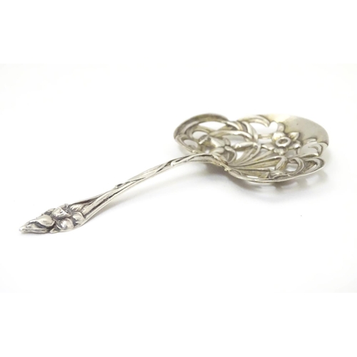 246 - An American silver Art Nouveau straining spoon with floral tendril detail, maker Gorham . Approx 4 1... 