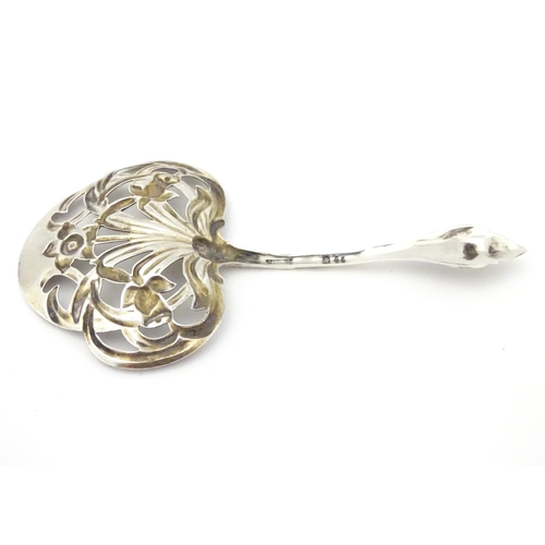 246 - An American silver Art Nouveau straining spoon with floral tendril detail, maker Gorham . Approx 4 1... 