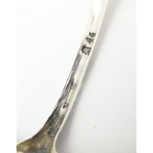 246 - An American silver Art Nouveau straining spoon with floral tendril detail, maker Gorham . Approx 4 1... 