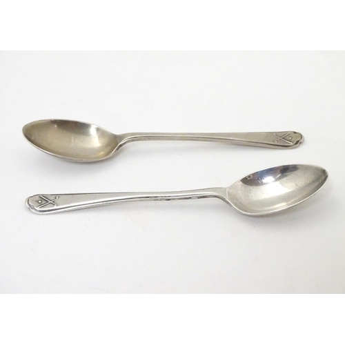 265 - A pair of silver teaspoons with crossed golf club and ball decorations to handles. Hallmarked Sheffi... 