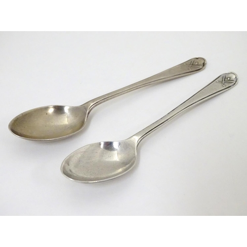 265 - A pair of silver teaspoons with crossed golf club and ball decorations to handles. Hallmarked Sheffi... 