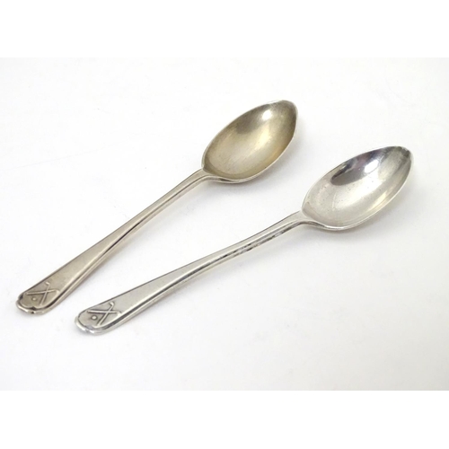 265 - A pair of silver teaspoons with crossed golf club and ball decorations to handles. Hallmarked Sheffi... 